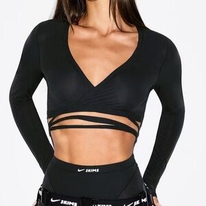 New NikeSKIMS Weightless Layers Wrap Top, Size XS, Black Obsidian Crop Tie Shirt